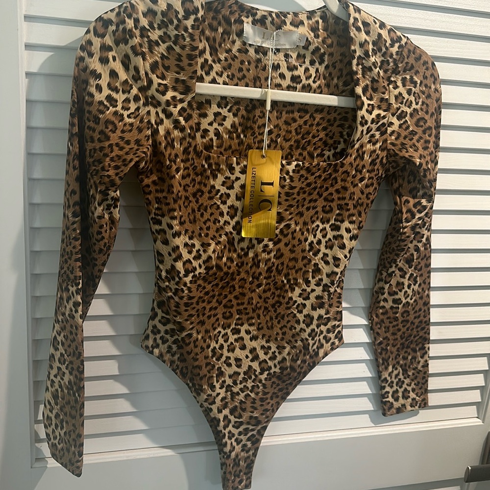 NWT Lizette Collection Low Neckline Leopard pattern Longsleeves Bodysuit.
